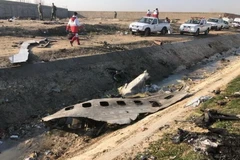 Lực lượng chức năng làm nhiệm vụ tại hiện trường máy bay Boeing 737-800 của Hãng hàng không quốc tế Ukraine rơi gần sân bay Imam Khomeini ở Tehran, Iran ngày 8/1/2020. (Ảnh: IRNA/TTXVN)