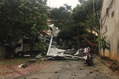 Mưa đá và dông lốc làm nhiều ngôi nhà bị hư hỏng. (Ảnh: TTXVN phát)