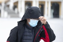 Khách du lịch đeo khẩu trang phòng dịch COVID-19 tại Vienna, Áo. (Ảnh: AFP/TTXVN)