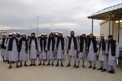 Các tù nhân Taliban được trả tự do chuẩn bị rời khỏi nhà tù Bagram, nằm cách thủ đô Kabul, Afghanistan khoảng 50km về phía Bắc, ngày 25/5/2020. (Ảnh: AFP/TTXVN)