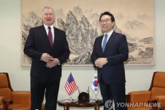 Trưởng đoàn đàm phán hạt nhân Hàn Quốc Lee Do-hoon (phải) và người đồng cấp Mỹ Stephen Biegun. (Nguồn: Yonhap)