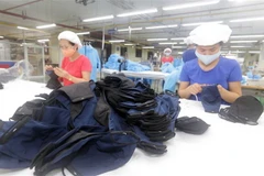 Sản xuất khẩu trang nano sử dụng nhiều lần tại TNG. (Ảnh: Trần Việt/TTXVN)