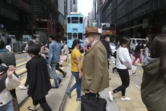 Người dân đeo khẩu trang phòng lây nhiễm COVID-19 tại Hong Kong, Trung Quốc. (Ảnh: THX/TTXVN)