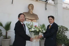 Dâng hoa tưởng nhớ Chủ tịch Hồ Chí Minh tại đại lộ Hồ Chí Minh, thủ đô Alger nhân dịp Kỷ niệm 130 năm ngày sinh của Người tại khuôn viên Đại sứ quán Việt Nam tại Algeria, ngày 19/5/2020 tại thủ đô Algiers. (Ảnh: Tấn Đạt/TTXVN)