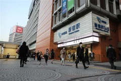 Người dân di chuyển trên đường phố tại Tokyo, Nhật Bản. (Ảnh: THX/TTXVN)