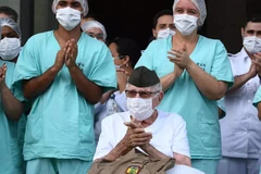 Cụ Piveta và các bác sỹ khi được ra viện. (Nguồn: AFP)