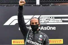Tay đua Lewis Hamilton và hành động đặc biệt trên bục nhận thưởng