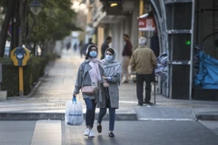 Người dân đeo khẩu trang phòng lây nhiễm COVID-19 tại Mashhad, Iran. (Ảnh: THX/ TTXVN)