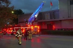 Lính cứu hỏa Mỹ xuất hiện bên ngoài lãnh sự quán Trung Quốc, sau khi có tin hoạt động đốt tài liệu diễn ra bên trong. (Nguồn: Twitter)