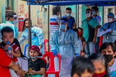 Một điểm lấy mẫu xét nghiệm COVID-19 cho người dân tại Manila, Philippines. (Ảnh: THX/TTXVN)