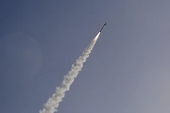 Tên lửa được phóng từ hệ thống “Vòm Sắt” ở thành phố Ashkelon, Israel để đánh chặn rocket từ Dải Gaza năm 2019. (Ảnh: AFP/TTXVN)