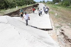 Hiện trường đoạn đê biển Tây bị sụt lún. (Ảnh: Huỳnh Thế Anh/TTXVN)