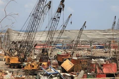 Khắc phục hậu quả tại hiện trường vụ nổ lớn ở cảng Beirut, Liban ngày 13/8/2020. (Ảnh: AFP/TTXVN)