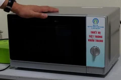 [Video] Cách khử khuẩn khẩu trang đặc biệt hiệu quả bằng lò vi sóng