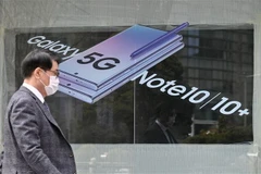 Điện thoại Samsung Galaxy Note10 5G được quảng cáo tại một cửa hàng ở Seoul, Hàn Quốc. (Ảnh: AFP/TTXVN)
