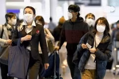 Hành khách tại sân bay Narita, gần Tokyo, Nhật Bản. (Ảnh: Kyodo/TTXVN)