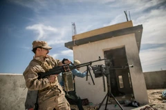 Binh sỹ Chính phủ Đoàn kết dân tộc Libya (GNA) xung đột với lực lượng Quân đội miền Đông Libya (LNA) tại mặt trận Ain Zara ở Tripoli ngày 13/3/2020. (Ảnh: THX/TTXVN)