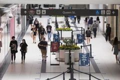 Người dân đeo khẩu trang phòng lây nhiễm COVID-19 tại trung tâm thương mại ở Toronto, Canada. (Ảnh: THX/TTXVN)