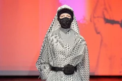 Nhà mốt Pháp ra mắt bộ sưu tập khẩu trang giữa mùa dịch COVID-19