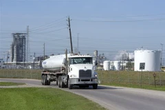 Một kho dự trữ dầu gần cơ sở lọc dầu Phillip 66 ở Houston, bang Texas (Mỹ). (Ảnh: AFP/TTXVN)
