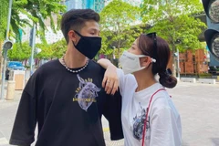 Sao Việt đeo khẩu trang "nhắc khéo" mọi người không nên chủ quan