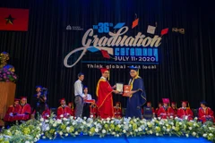 Viện sỹ, Phó Giáo sư-Tiến sỹ Nguyễn Ngọc Điện - Hiệu trưởng trường Đại học Hoa Sen đọc diễn văn và trao bằng cho Tân khoa Lương Hoàng Phú, Thủ khoa ngành Quản trị dịch vụ du lịch và lữ hành.