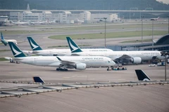 Máy bay của Hãng hàng không Cathay Pacific đỗ tại sân bay quốc tế Hong Kong (Trung Quốc). (Ảnh: AFP/TTXVN)