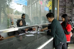 Khách du lịch đến tham quan di sản thiên nhiên thế giới vườn quốc gia Phong Nha- Kẻ Bàng mua vé tại quầy. (Ảnh: Văn Tý/TTXVN)