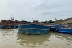 Liên tiếp phát hiện 3 tàu khai thác cát trái phép trên sông Hồng