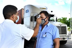 Kiểm tra thân nhiệt phòng lây nhiễm COVID-19 tại La Habana, Cuba (Ảnh: THX/TTXVN)