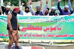 Biểu tình tại Pakistan phản đối tòa soạn Charlie Hebdo của Pháp