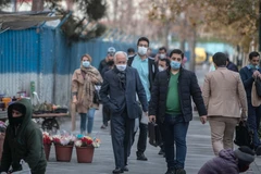 Người dân đeo khẩu trang phòng lây nhiễm COVID-19 tại Tehran, Iran. (Ảnh: THX/TTXVN)