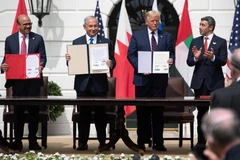 (Từ trái sang): Ngoại trưởng Bahrain Abdullatif al-Zayani, Thủ tướng Israel Benjamin Netanyahu, Tổng thống Mỹ Donald Trump và Ngoại trưởng UAE Abdullah bin Zayed Al-Nahyan tại lễ ký thỏa thuận bình thường hóa quan hệ ở Nhà Trắng, Washington DC., Mỹ ngày 1