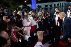 Tổng thống Mỹ Donald Trump gặp gỡ các diễn giả sau buổi chất vấn của cử tri tại Miami, bang Florida tối 15/10/2020. (Ảnh: AFP/TTXVN)