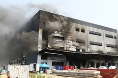 Hiện trường vụ hỏa hoạn tại công trường xây dựng nhà kho thành phố Icheon, tỉnh Gyeonggi, Hàn Quốc ngày 29/4/2020. (Ảnh: Yonhap/TTXVN)