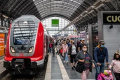 Người dân đeo khẩu trang phòng lây nhiễm COVID-19 tại nhà ga tàu hỏa ở Frankfurt, Đức. (Ảnh: THX/TTXVN)
