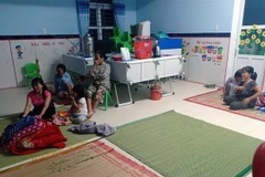 Người dân Thừa Thiên-Huế sơ tán tránh trú bão số 9. (Ảnh: TTXVN phát)