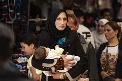 Người dân mua sắm tại một khu chợ ở tỉnh Hasakeh, Syria. (Ảnh: AFP/TTXVN)