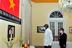 Phó Chủ tịch thứ nhất Hội đồng Nhà nước và Hội đồng Bộ trưởng Cuba Salvador Valdés Mesa viếng nguyên Tổng Bí thư Lê Khả Phiêu. (Ảnh: Lê Hà/TTXVN)