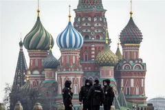 Lực lượng an ninh Nga tuần tra trên Quảng trường Đỏ ở Moskva trong thời gian lệnh hạn chế đi lại được áp đặt nhằm ngăn dịch COVID-19 lây lan. (Ảnh: AFP/TTXVN)