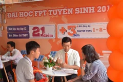 Thí sinh tìm hiểu thông tin tuyển sinh tại gian hàng của các trường năm 2019. (Ảnh: Thu Hoài/TTXVN)
