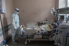 Nhân viên y tế điều trị cho bệnh nhân COVID-19 tại bệnh viện ở Tver, Nga. (Ảnh: THX/TTXVN)