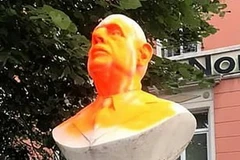 Bức tượng Charles De Gaulle bị người biểu tình bôi sơn vàng. (Nguồn: dailymail.co.uk)