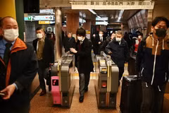 Người dân đeo khẩu trang để phòng tránh lây nhiễm COVID-19 tại Tokyo, Nhật Bản. (Ảnh: AFP/TTXVN)