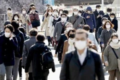 Người dân đeo khẩu trang phòng tránh lây nhiễm COVID-19 tại Tokyo, Nhật Bản ngày 6/4/2020. (Ảnh: Kyodo/TTXVN)