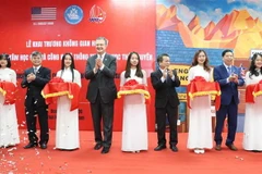 Cắt băng khai trương Không gian Hoa Kỳ tại Đại học Thái Nguyên. (Ảnh: Trần Trang/TTXVN)