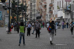 Người dân đeo khẩu trang phòng lây nhiễm COVID-19 tại Caracas, Venezuela. (Ảnh: AFP/TTXVN)