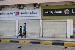 Các cửa hàng tại Aden, Yemen đóng cửa do dịch COVID-19. (Ảnh: THX/TTXVN)