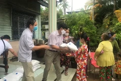 Tổng lãnh sự Vũ Ngọc Lý trao quà cho bà con gốc Việt Nam. (Ảnh: Nguyễn Hùng/Vietnam+)