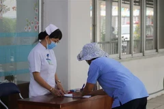 Bệnh viện Chợ Rẫy thực hiện khai báo y tế, sàng lọc người ra vào bệnh viện. (Ảnh: Đinh Hằng/TTXVN)